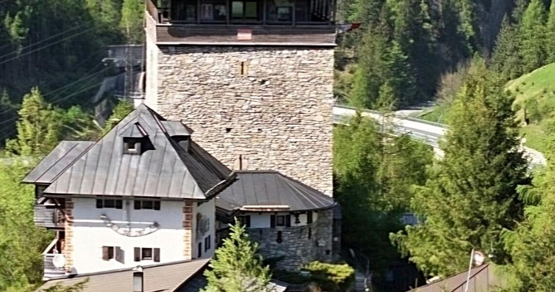 Historische Burg Klammstein, umgeben von grünen Wäldern in den Alpen. | © Gerlinde Ferner