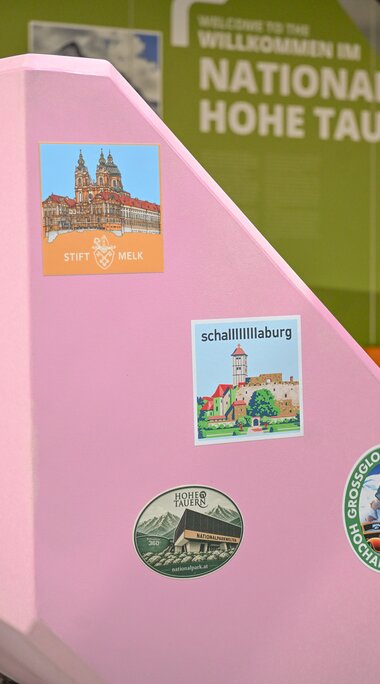 Rosa Enzi mit Stickern verschiedener österreichischer Sehenswürdigkeiten. | © Ferienregion Nationalpark Hohe Tauern